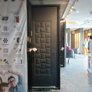 foto asli pintu baja fortress warna hitam minimalis motif kotak